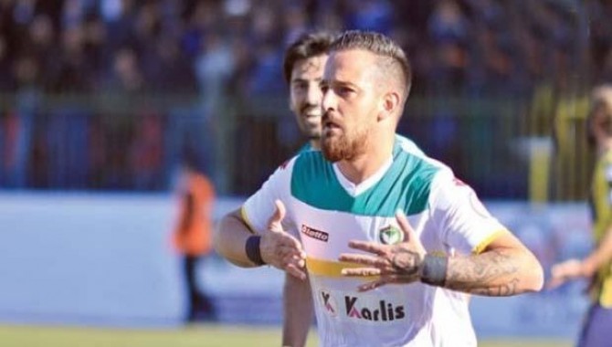 'Barış olsun istiyorum’ diyen futbolcu Deniz Naki’ye tarihi ceza 'Barış olsun istiyorum’ diyen futbolcu Deniz Naki’ye tarihi ceza