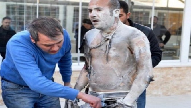 Belediye önünde üzerine benzin döküp yaktı