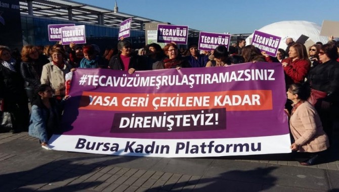 Bursalı kadınlar: yasa geri çekilene kadar sokaklarda olacağını ilan etti