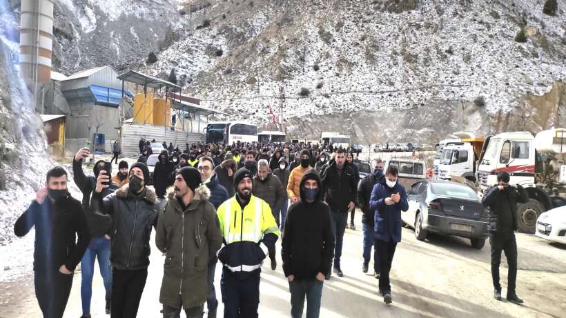 Divriğili madenciler maaş artışı ve sosyal hakları için yürüdü
