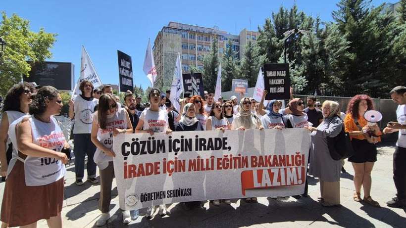 Eğitim emekçileri MEB önünde