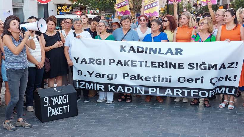 İzmirde kadınlar 9. Yargı Paketini yırtıp attı!