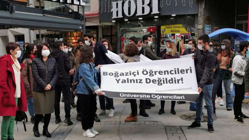 İzmirde üniversite öğrencilerinden Boğaziçi direnişine destek