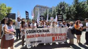 Eğitim emekçileri MEB önünde