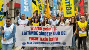 İzmir’de iş bırakan eğitim emekçileri, okul saldırılarına karşı yürüdü