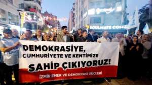 İzmir’de parti değiştiren belediye başkanlarına protesto