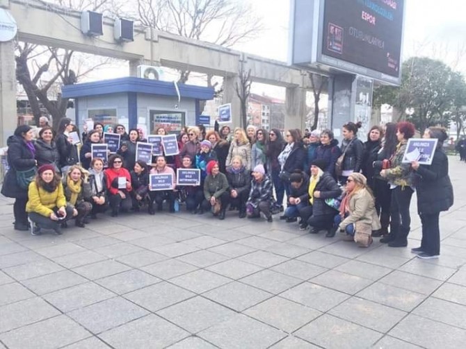 Bakırköylü kadınlar: Çocuk istismarcı, tacizci, ve tecavüzcüyü affetmenizi engeleleyeceğiz Bakırköylü kadınlar: Çocuk istismarcı, tacizci, ve tecavüzcüyü affetmenizi engeleleyeceğiz